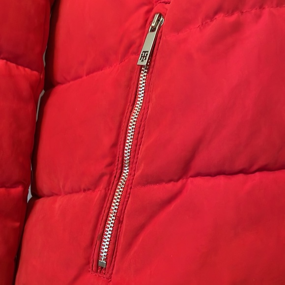 Get ready for snow with this fur hooded red puffer coat. Tommy Hilfiger size M - Picture 3 of 9